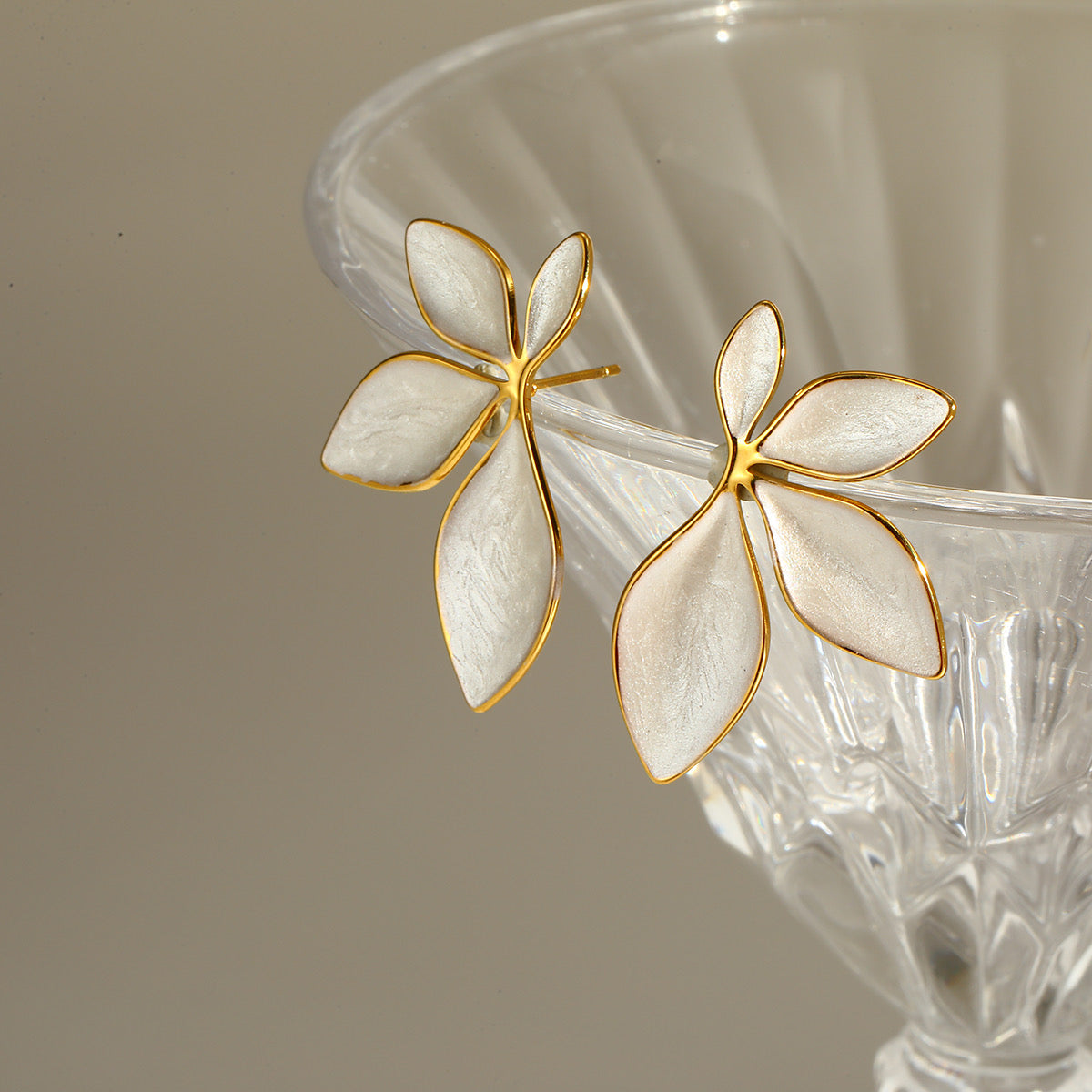ARETE MEDIA FLOR BLANCA