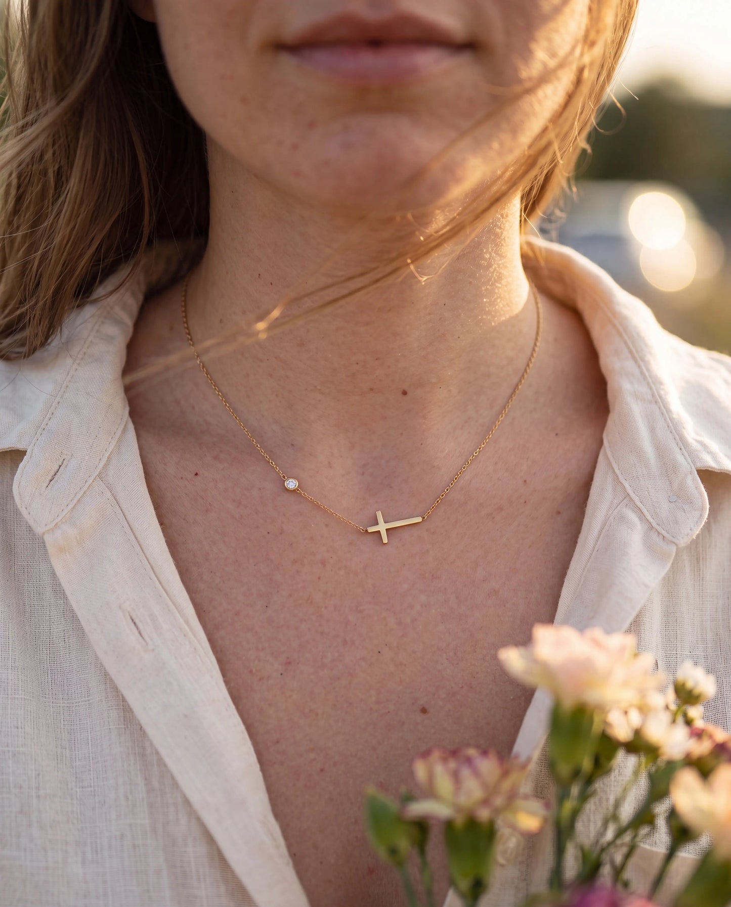 COLLAR CRUZ ZIRC DORADA