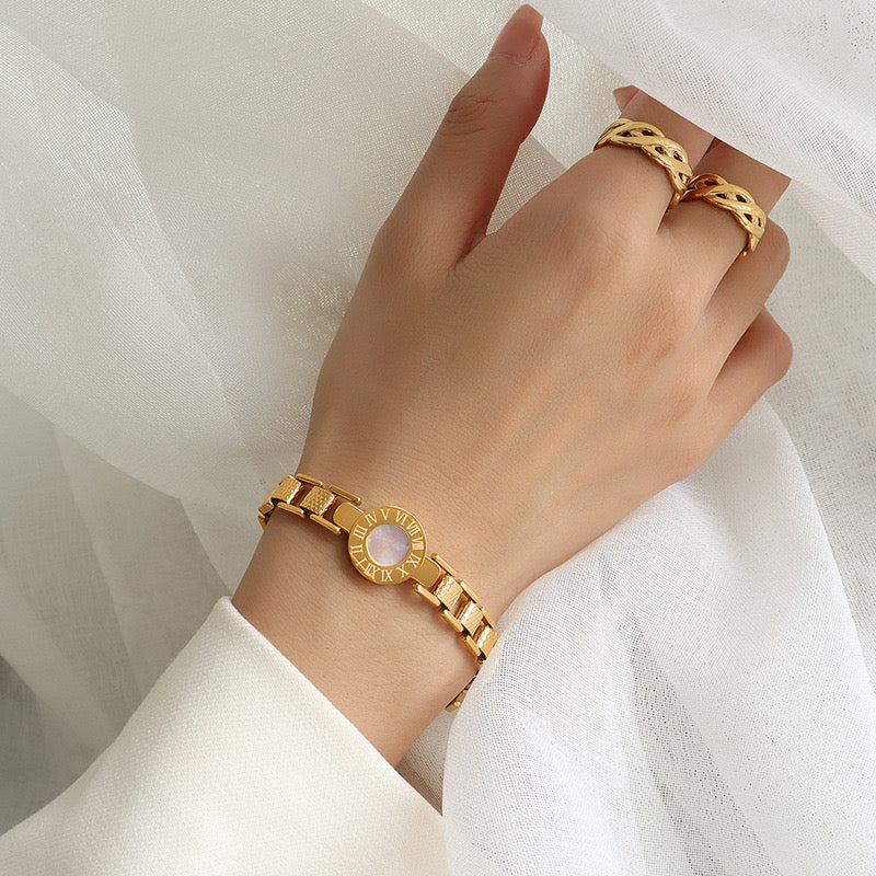 BRAZALETE TIPO RELOJ ROMANO DORADO