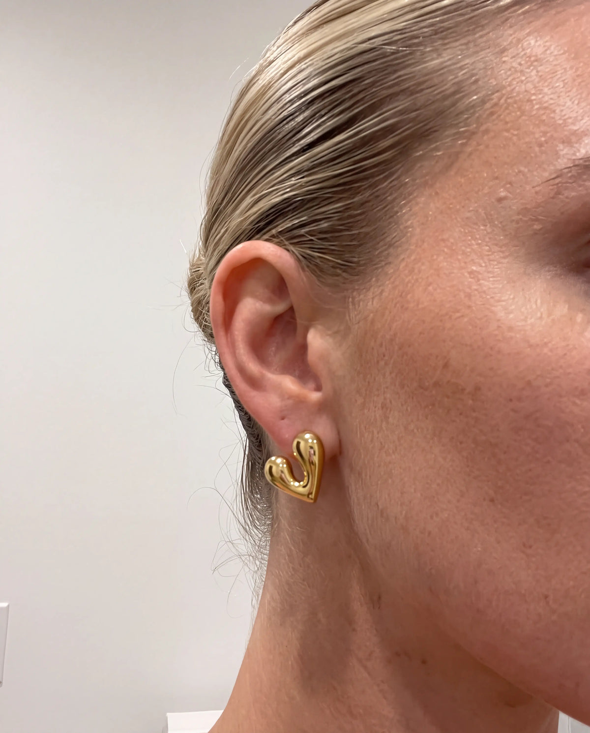 ARETES AMORA