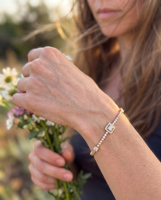 PULSERA TRIPLE ZIRC DORADA