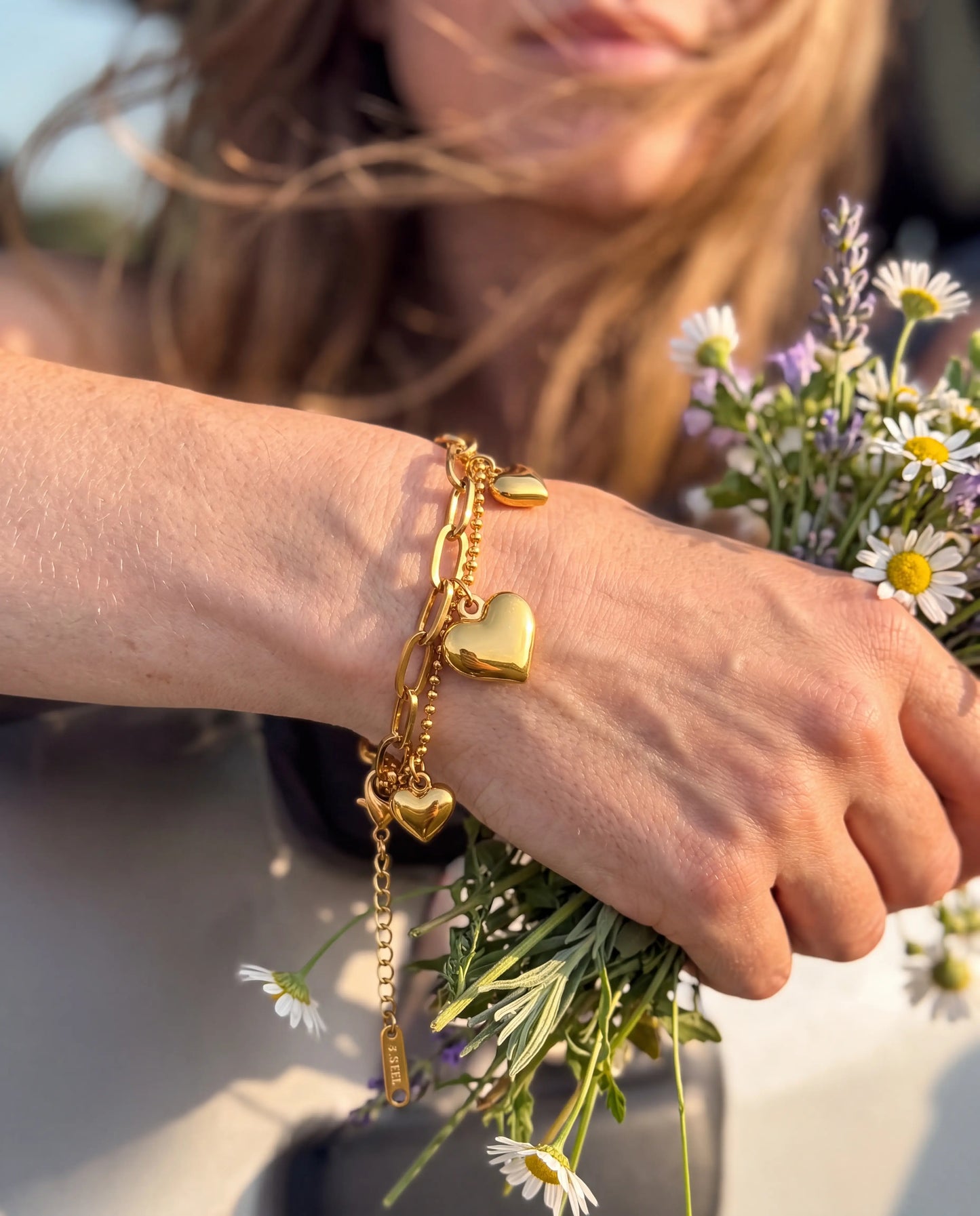 BRAZALETE CORAZONES DORADO