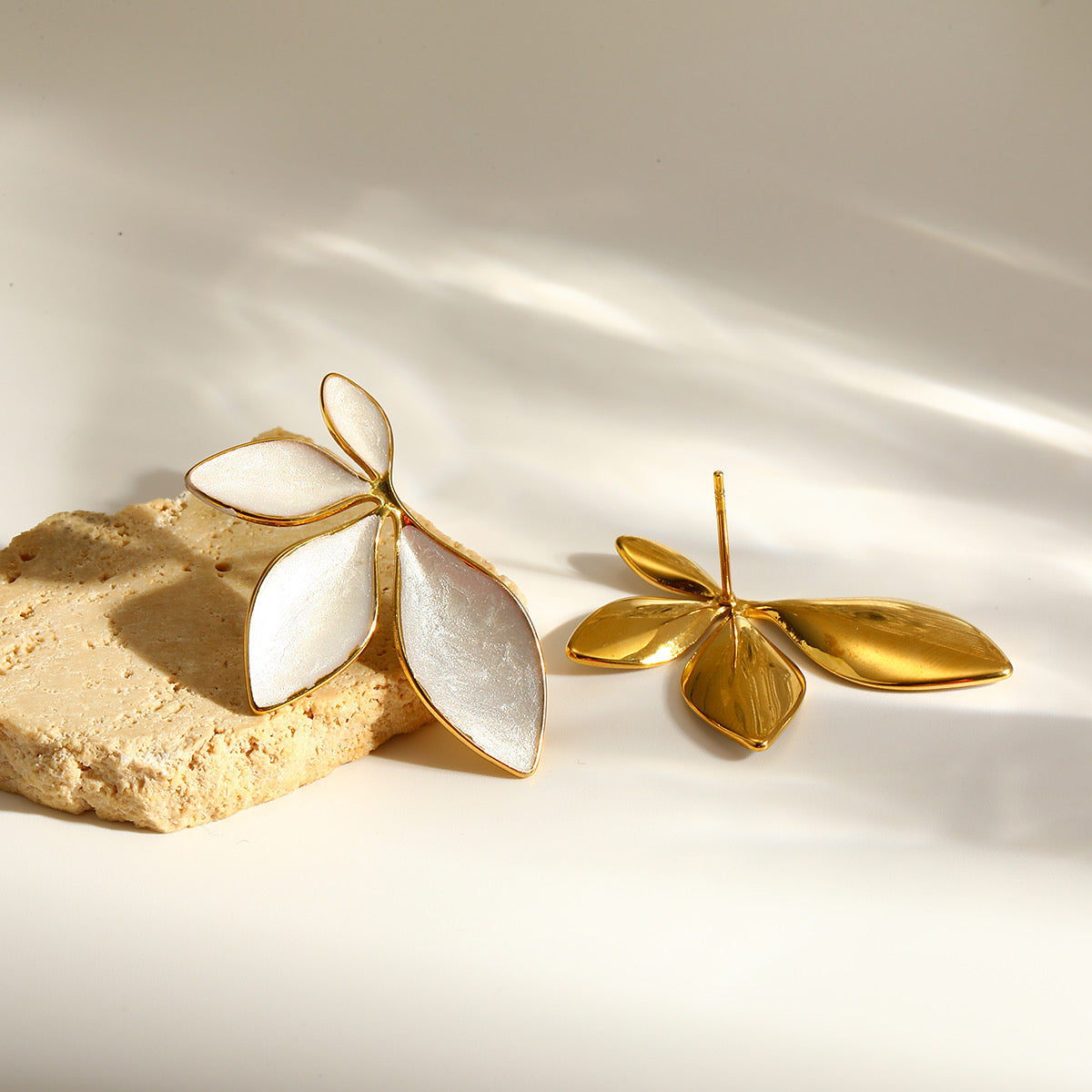 ARETE MEDIA FLOR BLANCA