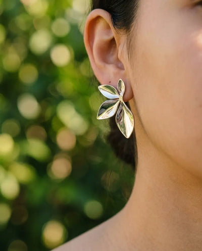 ARETE MEDIA FLOR PLATEADO
