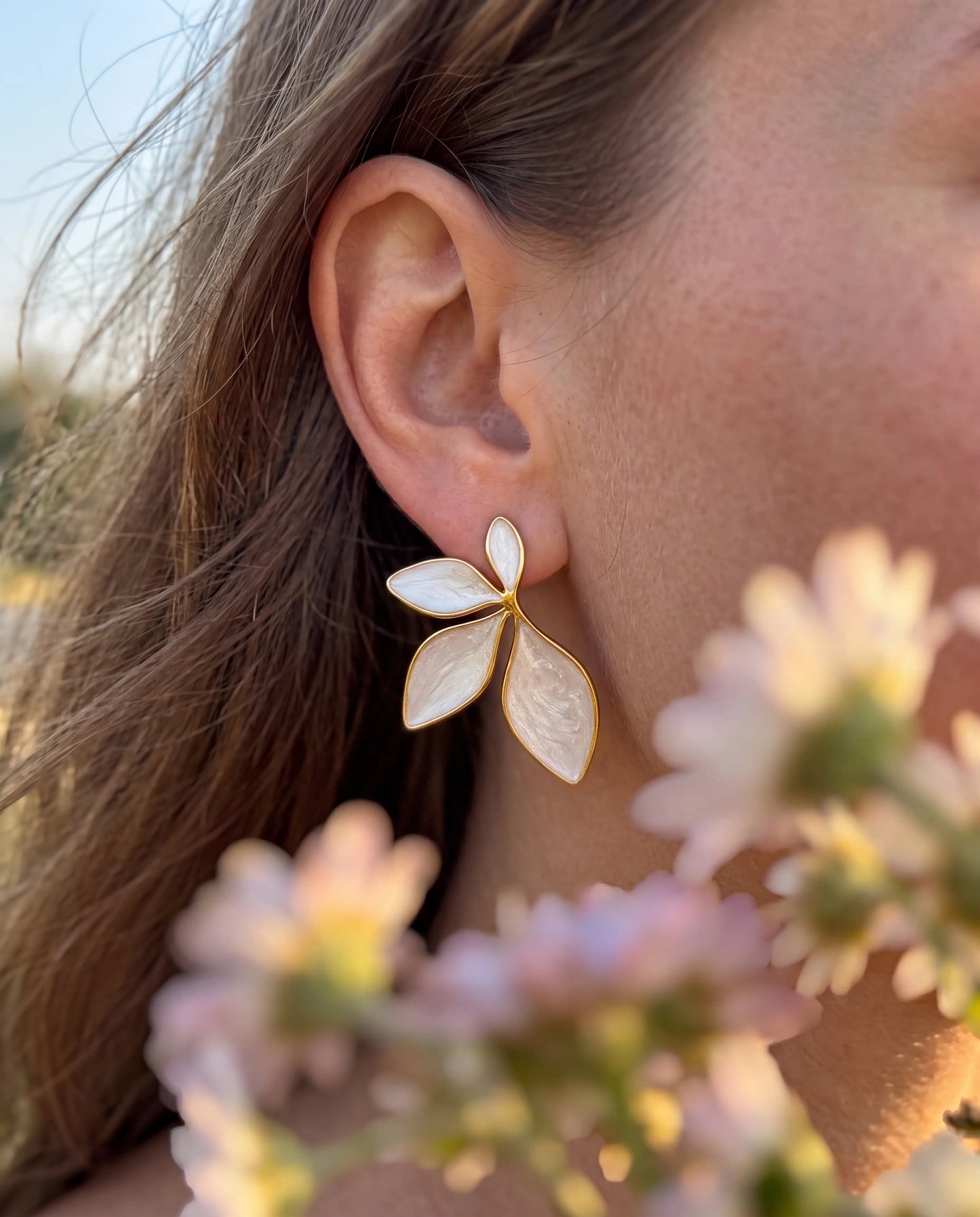 ARETE MEDIA FLOR BLANCA