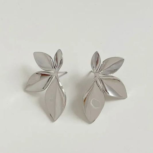 ARETE MEDIA FLOR PLATEADO