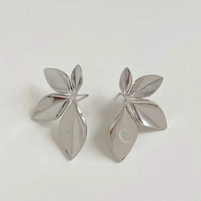 ARETE MEDIA FLOR PLATEADO